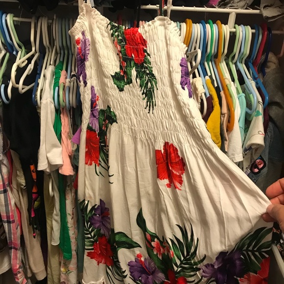 Dresses - Picture 3 of 5